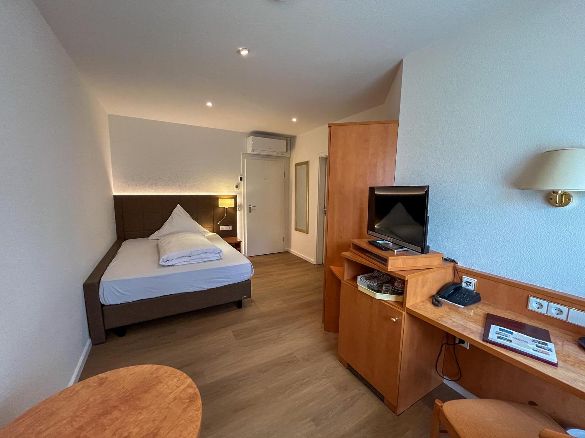 Akzent Hotel Atrium Baden Бад Кроцинген Екстериор снимка
